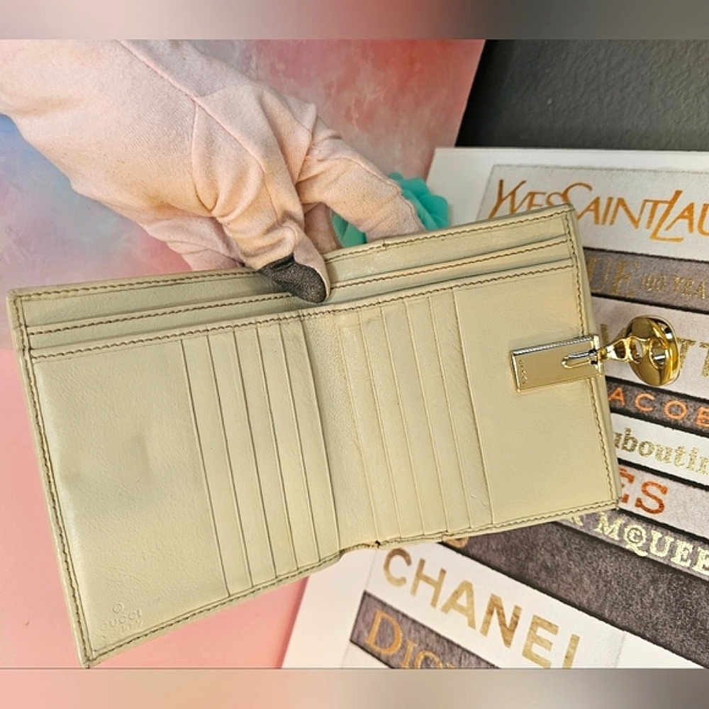 ๐Gucci Guccissima Leather Bifold Vintage Cream Wallet ๐ค - Picture 3 of 16